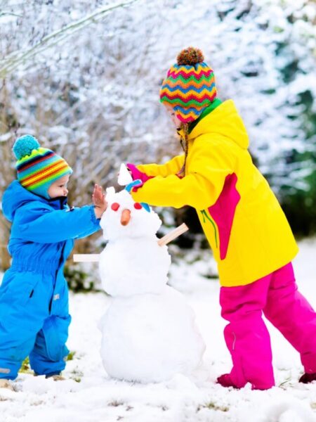 Children should be dressed to protect themselves from the cold in winter.